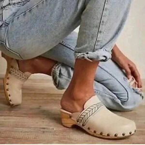 - Free People Chloe Ivory Leather Wood Feather Pattern Band Studded Clogs
